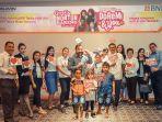 ceo-bni-manado-haris-handoko-dan-jajaran-bersama-nasabah-setia-yang-diundang-ikut-nonton.jpg