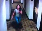 cewek-yang-diduga-psk-berlari-terekam-cctv.jpg