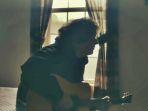 chord-gitar-dan-lirik-lagu-lewis-capaldi-before-you-go.jpg