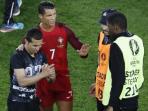 cr-7-selfie-dengan-fans-usai-laga_20160619_091340.jpg