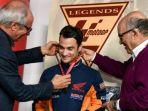 dani-pedrosa-saat-dinobatkan-menjadi-legenda-motogp-di-sirkuit-ricardo-tormo-valencia.jpg