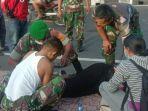 demi-tolong-korban-kecelakaan-babinsa-ini-rela-robek-seragam-tni-nya.jpg