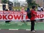demo-di-depan-gedung-dpr-ri-kamis-21-april-2022-emak-emak-demonstran-teriak-turunkan-jokowi.jpg