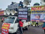 demo-di-depan-gedung-dpr-ri-kamis-21-april-2022-emak-emak-demonstran-teriak-turunkan-jokowi1.jpg