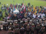 demo-mahasiswa-mendesak-pemerintah-naikan-harga-kopra-di-kantor-gubernur-beberapa-waktu-lalu.jpg