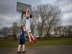 dengan-tinggi-badan-225-meter-melakukan-slam-dunk-bukan-masalah-bagi-brandon-marshall_20180308_154944.jpg