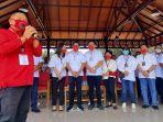 denny-lolong-kemeja-merah-saat-melakukan-orasi.jpg