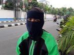 desi-driver-ojol-bercadar-saat-melintas-di-kawasan-pasar-rebo-jakarta-timur-senin-16122019.jpg