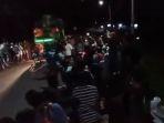detik-detik-truk-warna-hijau-melaju-dan-menabrak-remaja-yang-berkerumun-di-tengah-jalan.jpg