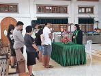 didampingi-suami-dan-istri-sah-pasangan-selingkuh-ini-dibawa-ke-gereja-untuk-didoakan-pendeta-2.jpg