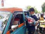 dirga-lasut-cs-bagi-bagi-masker.jpg