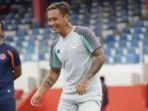 dirga-lasut-dan-coach-leo-soputan-dalam-sebuah-kesempatan-latihan.jpg