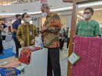 dirjen-pdn-kemendagri-oke-nurwan-kepala-bi-sulut-arbonas-hutabarat-mengunjungi-stand-dgdfgdf57575.jpg