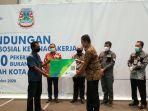 dirut-bpjamsostek-agus-susanto-dan-wali-kota-manado.jpg
