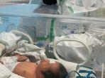dokter-memeriksa-kondisi-bayi-yang-terinfeksi-virus-corona-di-rumah-sakit-anak-wuhan-dsf.jpg