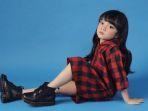 dominique-jago-berpose-di-depan-kamera.jpg