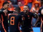 donny-ellmalen-dan-memphis-depay-merayakan-gol-yang-dicetak-oleh-georginio-wijnaldum.jpg