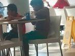 dua-bocah-berpakaian-usuh-makan-di-kfc.jpg