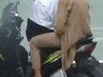 dua-muda-mudi-di-atas-motor-berduaan-di-pinggiran-telaga-viral.jpg
