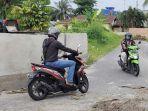 dua-orang-pengendara-sepeda-motor-terpaksa-putar-balik-sdvdfb.jpg