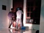 dua-pria-memperbaiki-pintu-rumah-dinas-pendeta-gkps.jpg