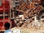dump-truk-muatan-batu-cadas-menabrak-satu-unit-rumah-dan-satu-unit-mobil-di-jalan-klipang.jpg
