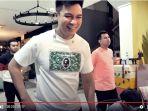 ekspresi-baim-wong-saat-rafathar-tolak-pemberiannya.jpg
