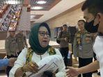 emak-emak-teriak-saat-rapat-komisi-iii-dpr-dengan-polri-minta-tolong-ke-kapolri-listyo.jpg