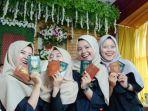 eti-dan-tiga-anak-perempuannya-menunjukkan-buku-nikah.jpg