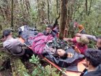evakuasi-jumadi-korban-selamat-pesawat-dimonim_20180813_080650.jpg