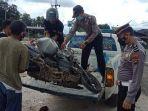 evakuasi-sepeda-motor-yang-terlibat-kecelakaan-di-sicincin.jpg