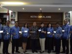 foto-bersama-sembari-menunjukkan-aplikasi-jkn-mobile_20180621_203446.jpg