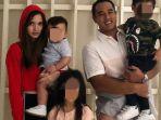 foto-nia-ramadhani-dan-ardi-bakrie-bersama-anak-anak-mereka.jpg