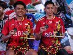 ganda-putra-indonesia-fajar-alfianmuhammad-rian-ardianto-menerima-medali.jpg