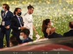 gareth-bale-nampak-meninggalkan-lapangan-dengan-tertunduk.jpg