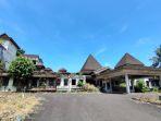 gedung-manado-beach-hotel-yang-ada-di-desa-mokupa-kecamatan-tombariri.jpg