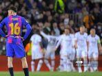 gelandang-barcelona-pedri-bereaksi-selama-pertandingan-liga-europa-barcelona-dan-frankfurt.jpg