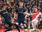 gelandang-burnley-inggris-ashley-westwood-kiri-bersaing-dengan-gelandang-arsenal.jpg