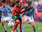 gelandang-maroko-hakim-ziyech-tengah-berebut-bola-dengan-bek-spanyol-dani-carvajal.jpg