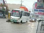 genangan-air-di-ruas-jalan-dari-polsek-amurang-sampai-sd-negeri-2-amurang.jpg