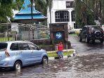 genangan-air-karena-hujan-deras-mengguyur-kota-bitung-terjadi-didepan-kantor-walikota-bitung.jpg