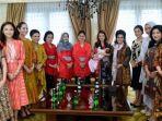 gista-putri-saat-dikunjungi-iriana-jokowi-dan-wury-maruf-amin-serta-ibu-ibu-oase-kim2.jpg