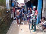 gotong-royong-bersihkan-lumpur-banjir.jpg
