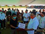 gubernur-olly-guyur-bantuan-ke-petani-minsel.jpg