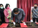 gubernur-olly-resmikan-proyek-dak-pendidikan-smasmk.jpg
