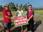 gubernur-sulut-olly-dondokambey-saat-menyerahkan-hadiah-lomba-melukis-virtual.jpg