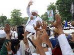 habib-rizieq-shihab-hrs-menyapa-massa-yang-menjemputnya-di-terminal-3-bandara-soekarno-hatta.jpg
