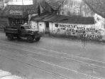 hari-pahlawan-truk-tentara-sekutu-melintasi-di-surabaya.jpg