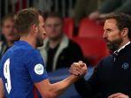 harry-kane-bersalaman-dengan-gareth-southgate-dalam-pertandingan-uji-coba-inggris-vs-swiss.jpg
