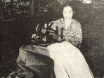 ibu-fatmawati-ketika-menjahit-bendera-pusaka-merah-putih-pada-bulan-oktober-1945.jpg